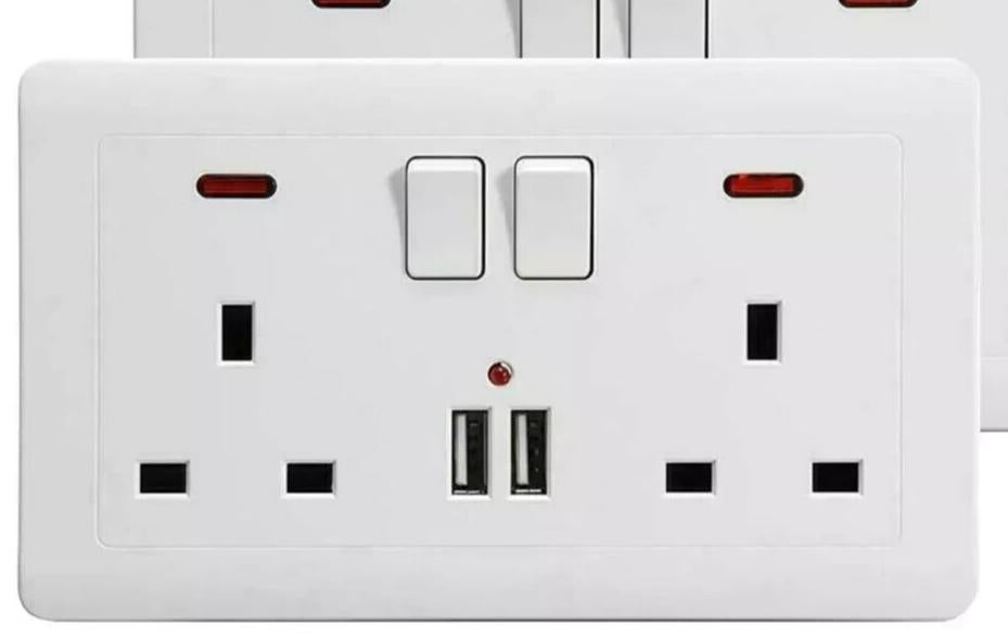 Double/ 2 Gang Wall Socket 13A With 2 USB Charger Ports Plug Switched Socket