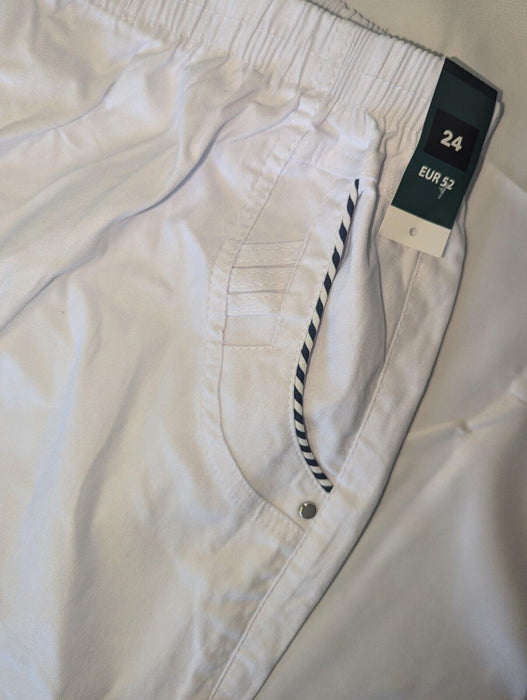 Unbranded White Womans Short Trousers Size 24 / EUR 52